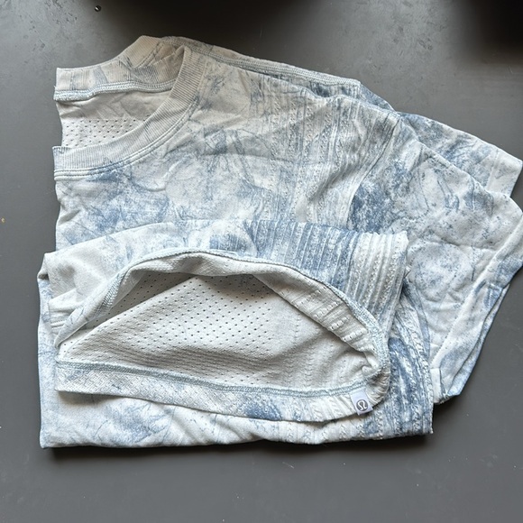 Lululemon Train to be Short sleeve *wash* - Picture 3 of 5